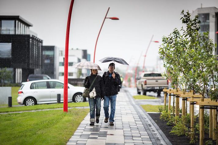 Ef veðurspáin gengur eftir verður ausandi rigning í dag á höfuðborgarsvæðinu og úrfelli sunnanlands síðdegis.