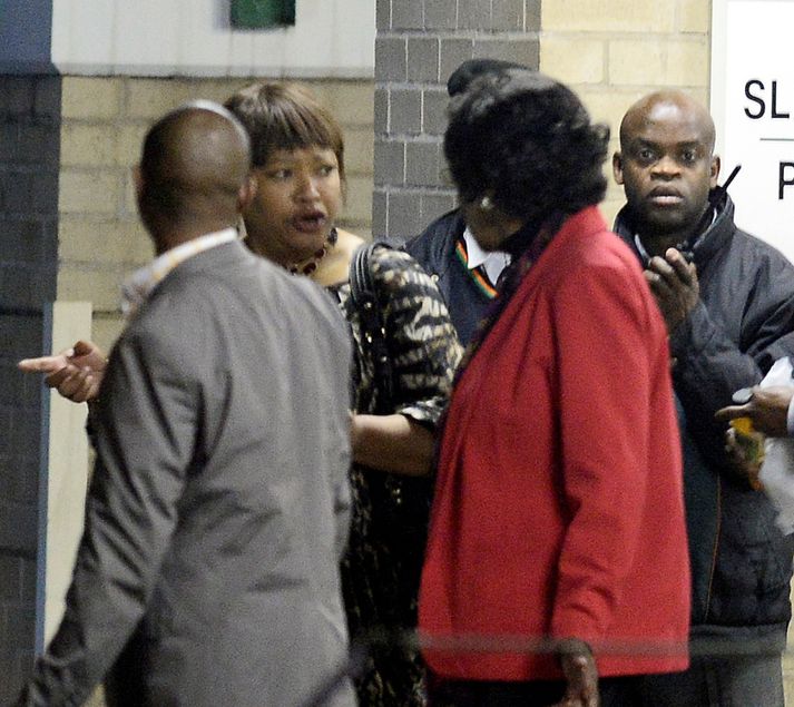 Winnie Mandela, fyrrverandi eiginkona Nelsons Mandela, ásamt dóttur sinni á sjúkrahúsinu í Pretoríu í dag.