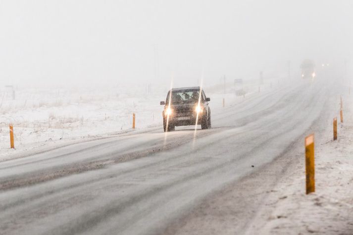 Suðaustanhvassviðri eða -stormur í dag með rigningu eða slyddu og mikilli hálku á vegum.