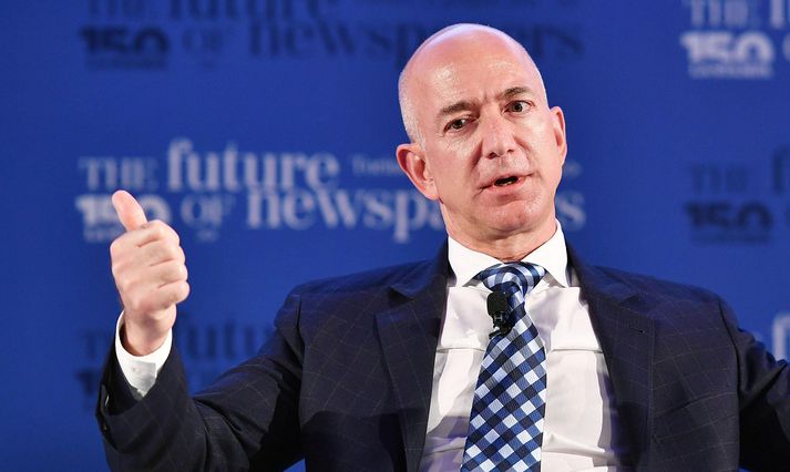 Bezos segir National Enquirer hafa hótað sér með birtingu nektarmynda.