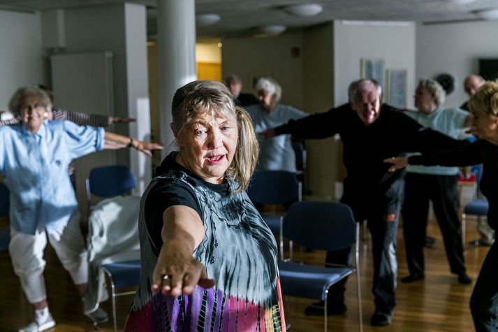 „Jóga veitir gleði og frið og mig langar að miðla því til annarra,“ segir Alda Magnúsdóttir jógakennari sem er fremst á myndinni.