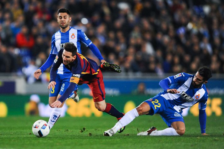 Messi er hér tæklaður af Gonzalez í leiknum í gær.