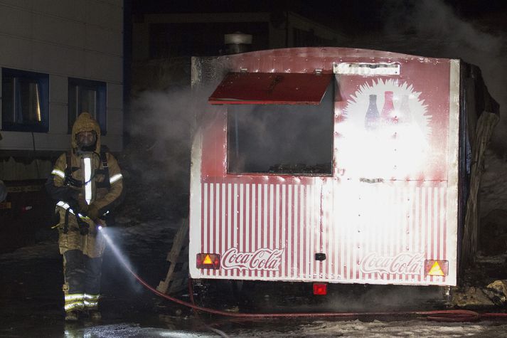 Slökkvilið að störfum við Skemmuveg.