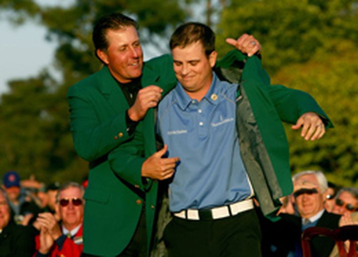 Phil Mickelson, sigurvegarinn frá því í fyrra, klæðir Zach Johnson í græna frakkann fræga.