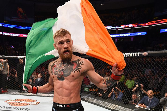 Conor McGregor fagnar hér sigri í nótt.