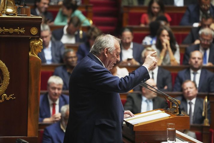 Francois Bayrou í pontu á þingi í dag.