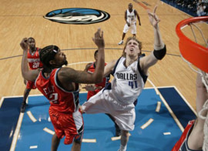 Dirk Nowitzki og Melvin Ely kljást um boltann í leiknum í nótt.