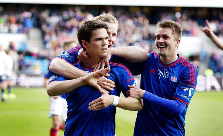 Viðar fagnar hér með Vålerenga. Frábær frammistaða hans þar hefur orðið þess valdandi að hann fær risasamning í Kína.