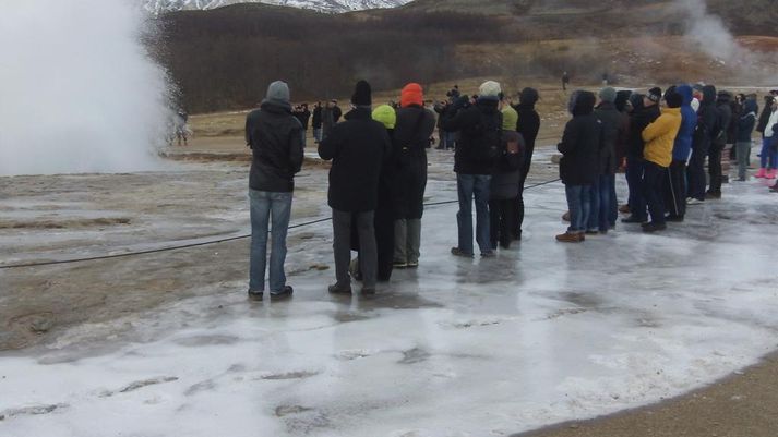 Mynd sem Friðrik Brekkan tók af ferðamönnum á svellbunka við Geysi.