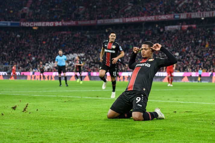 Leon Bailey fagnar marki með Leverkusen.