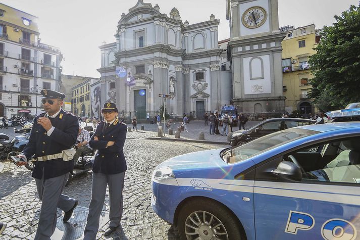Búið er að rýmka reglur um húsleitir og settir hafa verið vegatálmar.