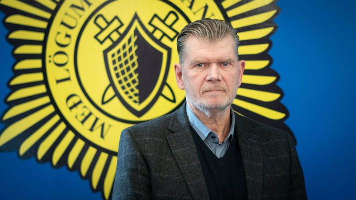 Líðan þess sem varð fyrir skoti í morgun er eftir atvikum góð. Grímur Grímsson segir manninn ekki í lífshættu en vill ekki svara því hvar skotið hæfði hann. 