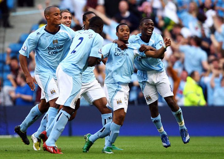 Liðsfélagar Robinho fagna marki hans í dag.