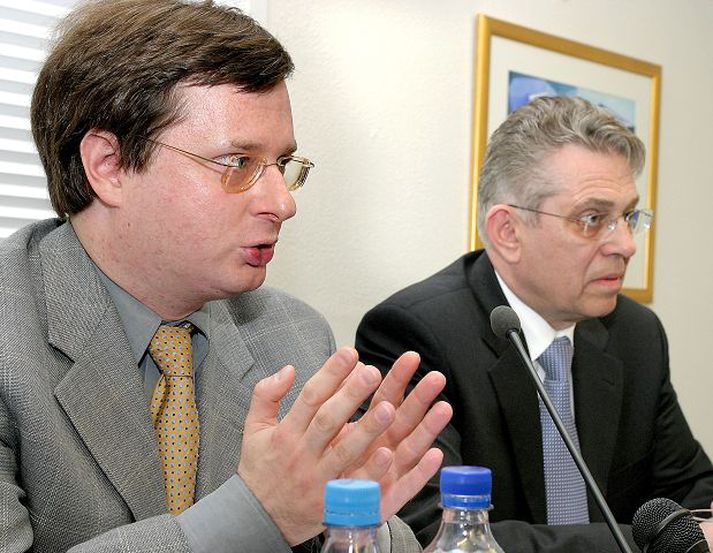 dr. niels bracke og björn bjarnason við kynningu á skýrslunni Bracke segir að þótt lítið sé um glæpi á Íslandi og löggæslan fámenn þá sé nauðsynlegt að Þjóðaröryggisdeild sé starfandi til að safna upplýsingum um möguleg hryðjuverk.
