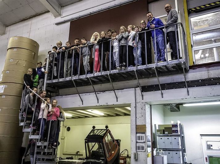 Nemendur í sjötta bekk í Grandaskóla heimsóttu Odda ásamt Gunna Helga rithöfundi. Þar sáu þeir bók rithöfundarins koma út úr prentvélunum.