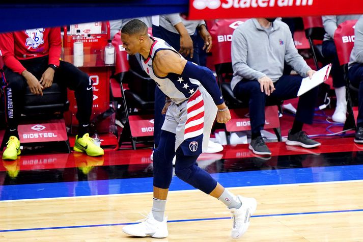 Russell Westbrook haltrar meiddur af velli í tapi Washington Wizards í nótt.