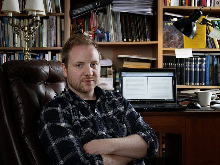 „Ljóðin mín geta verið dálítið hörð og ádeilukennd þótt ég myndi ekki kalla mig ádeiluskáld. Ég yrki voða lítið um tilfinningaleg málefni,“ segir Emil.