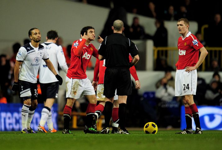 Rafael leyndi ekki óánægju sinni þegar hann "ræddi" málin við Mike Dean dómara á White Hart Lane.