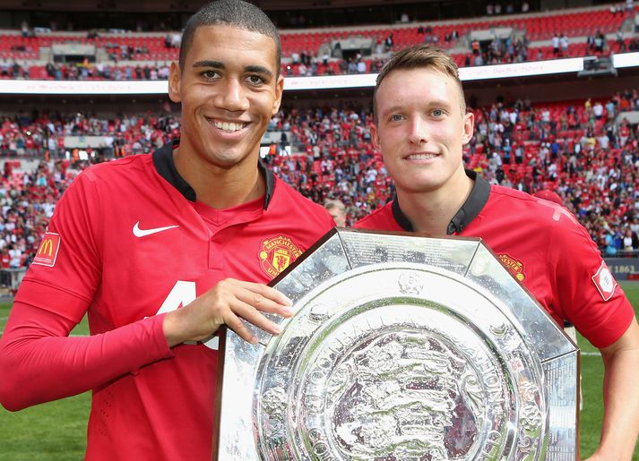 Chris Smalling og Phil Jones með samfélagsskjöldinn sem liðið vann í ágúst á síðasta ári.