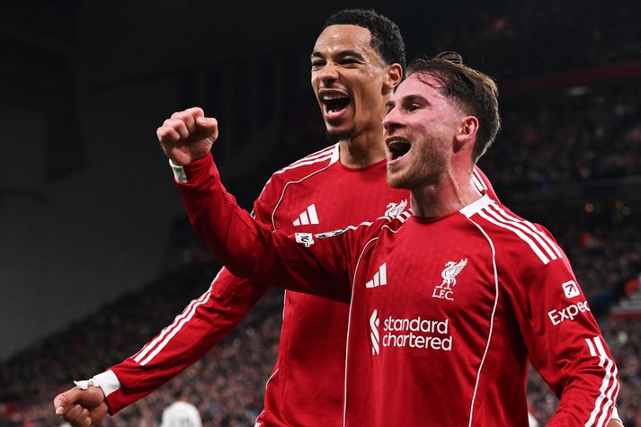 Alexis Mac Allister fagnar sigurmarki sínu fyrir Liverpool við hlið liðsfélaga síns Hugo Ekitike.