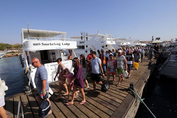 Ferðafólk í Sharm el-Sheikh notfærir sér afþreyingarmöguleika meðan beðið er eftir flugvélum til að flytja það heim.­