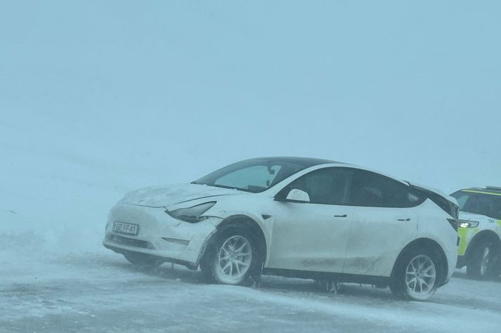 Minni háttar skemmdir sjást á bílnum.