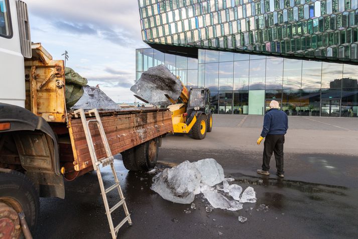 Klakinn við Hörpu táknar loftlagsbreytingar, enda mun hann bráðna meðan Hringborð Norðurslóða stendur yfir.