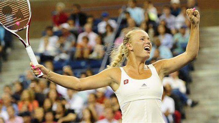 Caroline Wozniacki frá Danmörku þurfti að hafa mikið fyrir því að komast í  átta manna úrslit opna bandaríska meistaramótsins í tennis í gær