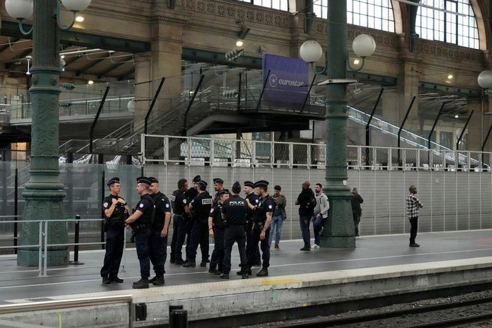 Lögreglumenn á brautarpalli á Norðurjárnbrautastöðinni í París á föstudag. Skemmdarverk voru unnin á háhraðalestarlínu að morgni opnunarhátíð Ólympíuleikanna.