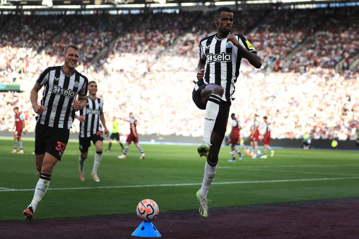 Alexander Isak og Dan Burn fagna saman marki þess fyrrnefnda á móti West Ham á síðustu leiktíð.
