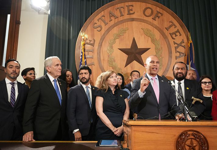 Hakeem Jeffries, leiðtogi Demókrata í Texas, talar á blaðamannafundi gegn fyrirhuguðum breytingum á kjördæmaskipan ríkisins sem myndi líklega tryggja repúblikönum fleiri sæti.