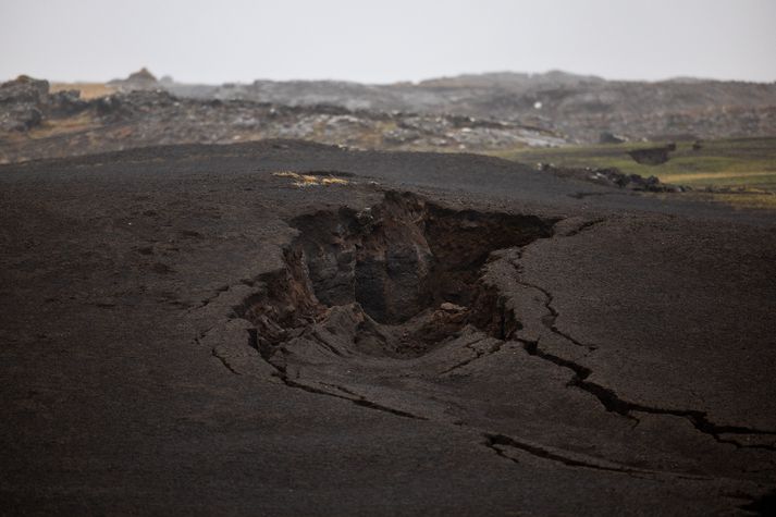 Biðin eftir að kvikugangurinn róist gæti tekið mun lengri tíma. Þessi mynd var tekin í dag skammt frá Grindavík. Fáir nýttu daginn til að kíkja heim nema helst viðgerðarmenn.