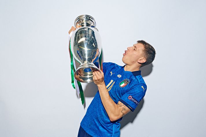 Nicolo Barella sprellar með Henri Delaunay bikarinn eftir að Ítalía varð Evrópumeistari á sunnudaginn.