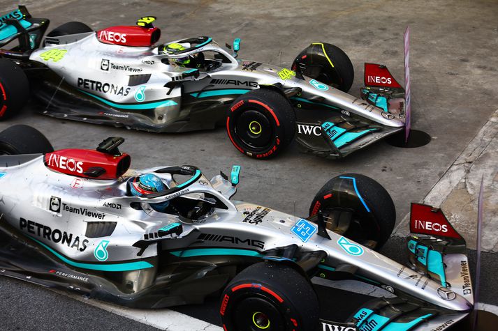 Mercedes-mennirnir George Russell og Lewis Hamilton verða saman í fremstu rásröð i brasilíska kappakstrinum í kvöld.