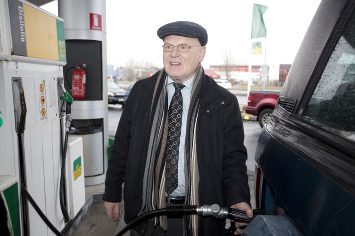 Ómar Ragnarsson dælir VLO olíu á 40 ára gamlan Range Rover