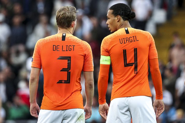 De Ligt og Van Dijk reyna að stöðva Ronaldo í kvöld.