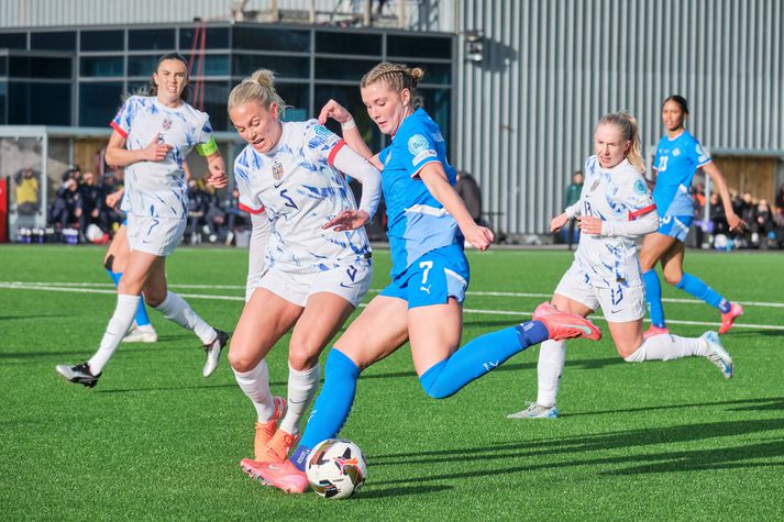 Bergsvand í baráttunni við Karólínu Leu í leik liðanna hér heima á Avis vellinum í byrjun apríl
