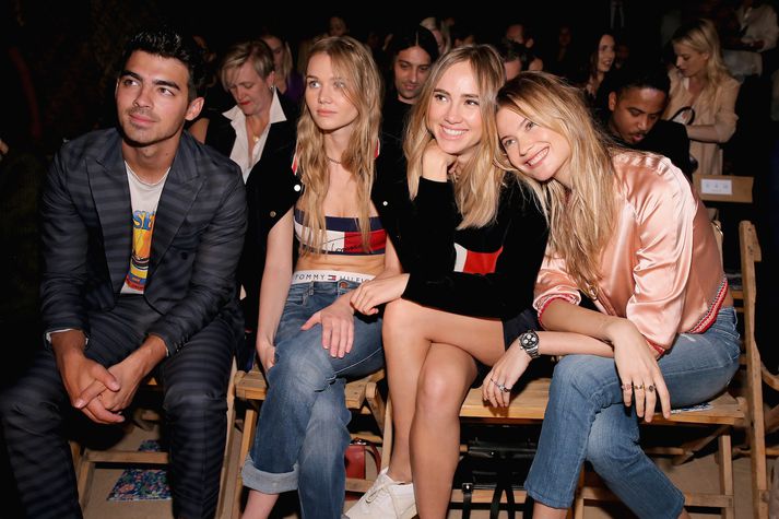 Joe Jonas, Immy og Suki Waterhouse á sýningu Tommy Hilfiger.