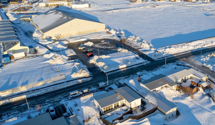 Húsin standa beint á móti bílastæðinu, sem nú hefur verið malbikað.
