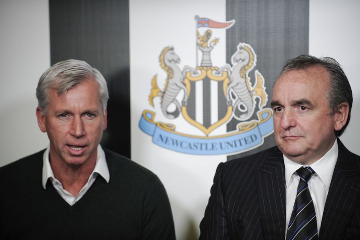 Llambias, til hægri, með Alan Pardew.