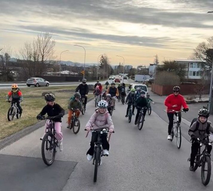 Hjólað var vestur eftir Kársnesinu á norðanverðu nesinu og sunnanverðu nesinu. Hóparnir mættust svo við Atlantsolíu, þaðan sem leiðin lá í beinni línu að Barnaskóla Kársness og Kársnesskóla.