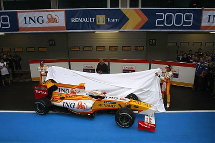 Alonso og Piquet svipta hulunni af 2009 Renault bílnum í Portúgal í morgun.