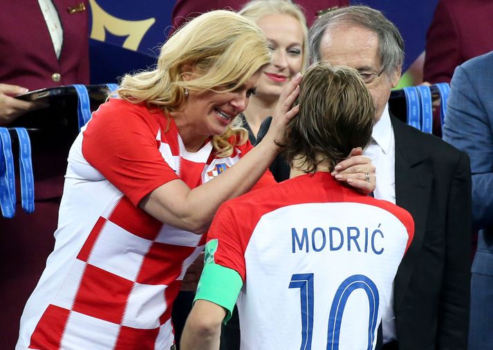 Kolinda Grabar-Kitarovic, forseti Króatíu, sést hér taka á móti Luka Modric, leikmanni Króatíu og besta mannsins mótsins, við verðlaunaafhendinguna í gær.