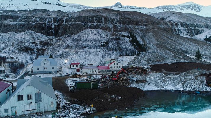 Húsið, sem sjá má neðst í vinstra horni myndarinnar, stóð af sér skriðuföllin árið 2020 en skemmdist þó að hluta. 