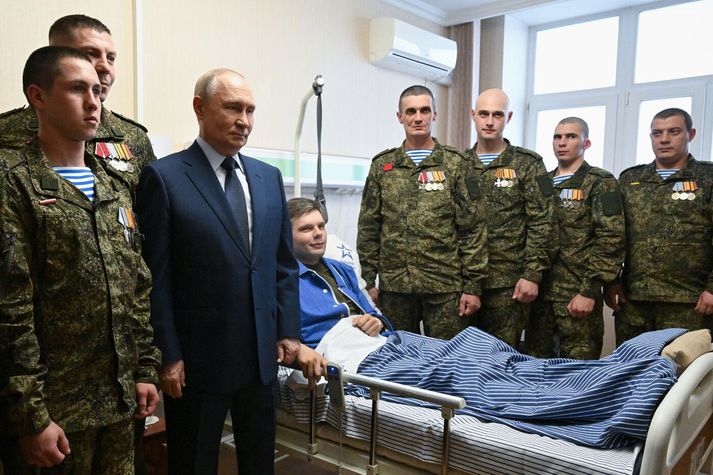 Vladimír Pútín, forseti Rússlands, með særðum hermönnum í morgun.