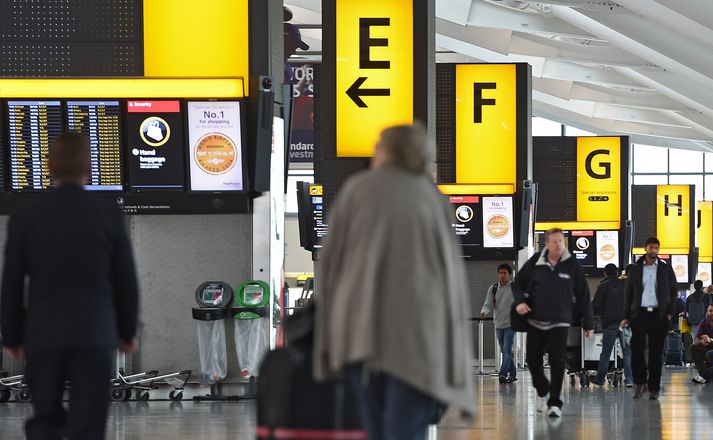 Lögreglu var tilkynnt um drónaflug í nágrenni Heathrow flugvallar. Í kjölfarið voru brottfarir stöðvaðar.