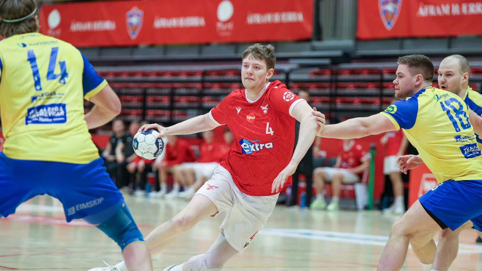 Valur - KA | Sópurinn á loft og sæti í úr­slitum tryggt?