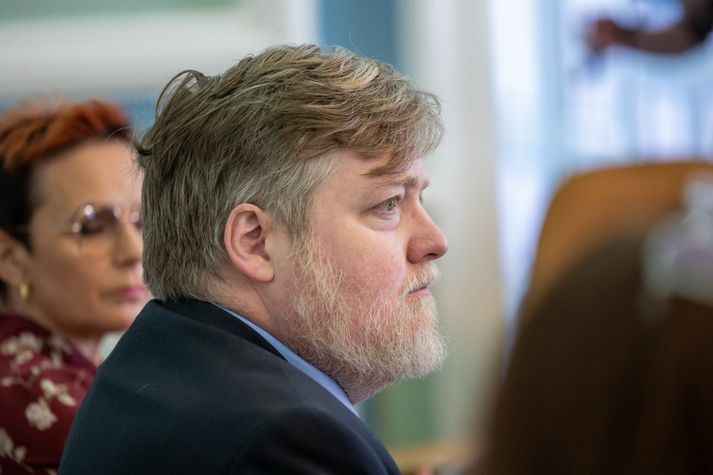 Sigmundur Davíð telur furðu sæta að Sjálfstæðisflokkurinn (og Framsóknarflokkurinn ef hann snérist um eitthvað annað en sig sjálfan) skuli hafa samþykkt mannréttindastofnun Vinstri grænna.