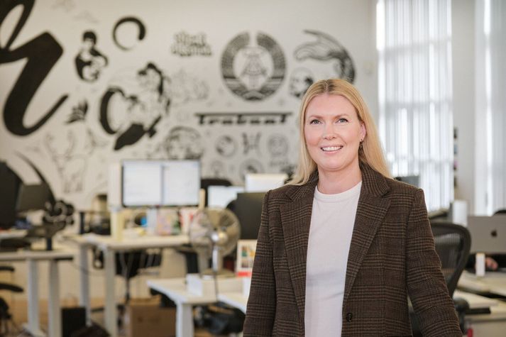 Selma Rut Þorsteinsdóttir, yfirsköpunarstjóri TBWA, segir íslensku bjartsýnina hafa snúist upp í andhverfu sína þegar teymið vann að alþjóðlegu auglýsingaherferðinni March forward - sem slegið hefur í gegn. Enda hófst verkefnavinnan haustið 2024 og síðan þá hefur heimsyndin vægast sagt snarbreyst. 