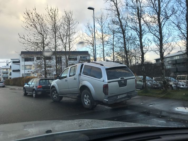 Þessi Nissan Navara varð á vegi ljósmyndara í vesturbæ Reykjavíkur. Dæmi eru um að Navara-bílar af tilteknum árgerðum hafi brotnað í tvennt vegna tæringar í grind.